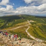Sněžka čelí tisícovým davům turistů