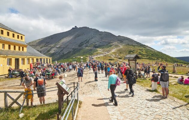 Vrchol Sněžky obepnula síť
