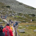 Sněžka čelí tisícovým davům turistů