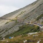 Sněžka čelí tisícovým davům turistů