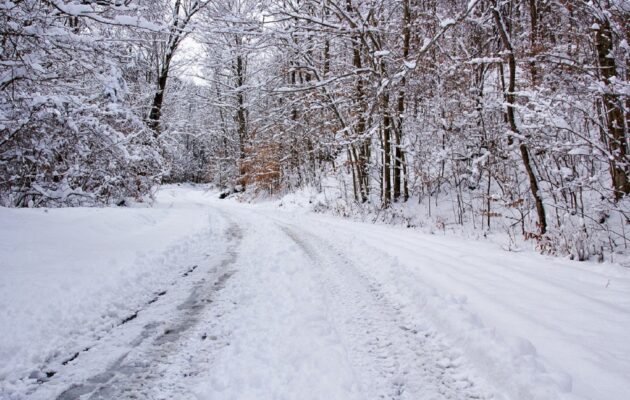 Na vedlejších cestách v hradeckém kraji je uježděný sníh, ráno bylo až minus 20