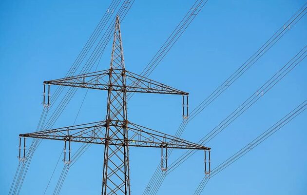 U Špindlu se kvůli námraze zřítil elektrický stožár, doprava stála