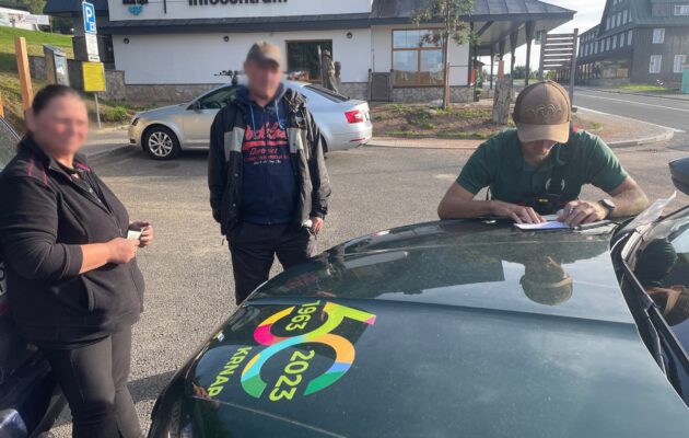 Poláci vyjeli autem pod Sněžku na borůvky, dostali pokuty 10 tisíc korun