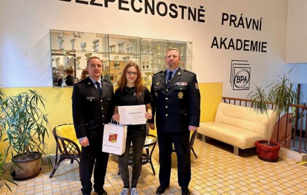 Středoškolačka se zastala dívek, které v autobuse obtěžoval opilec