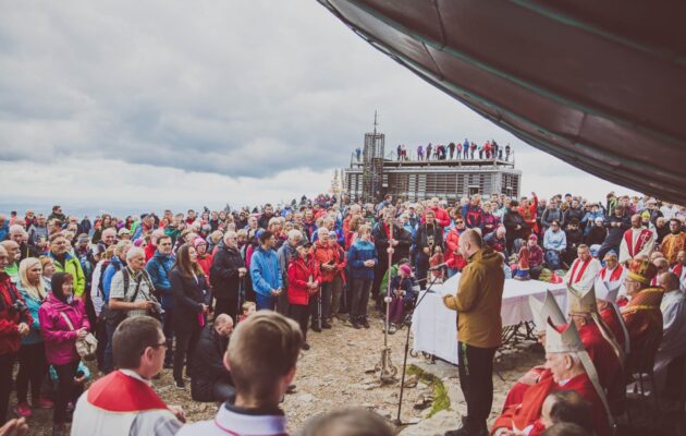 Poutníci na Sněžku přicházeli z české i polské strany, dorazily jich stovky