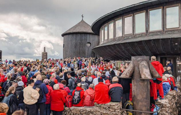 Svatovavřinecká pouť, pěší výstup na vrchol Sněžky