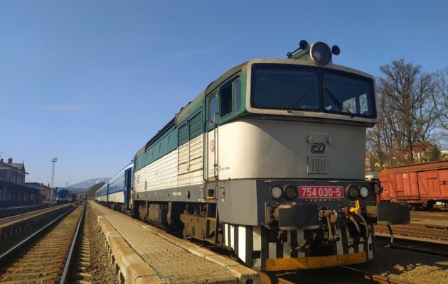 Na trati Trutnov-Jaroměř bude od 12.4. do 11.5 výluka, vlaky nahradí autobusy