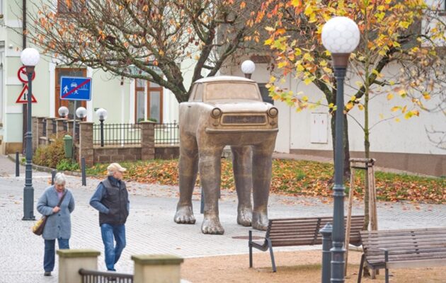 Kráčející trabant se už do centra Trutnova nevrátí