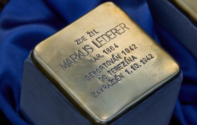 Trutnov vsadí do dlažby další kameny zmizelých