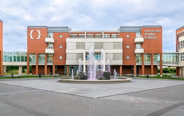 O funkci rektora Univerzity Hradec Králové se budou ucházet Hynek a Kříž