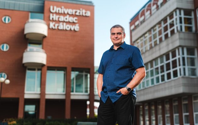 UHK už vede fyzik Jan Kříž, ve funkci rektora vystřídal toxikologa Kamila Kuču