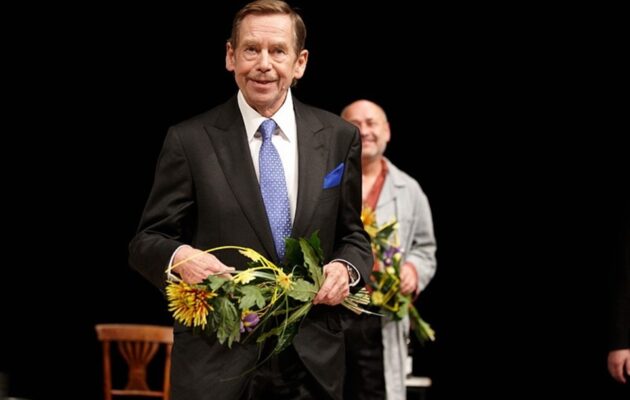 Pocta Václavu Havlovi. Na kině bude jeho pamětní deska v životní velikosti