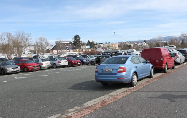 Za parkování ve Vejsplachách budou běžkaři v zimě platit