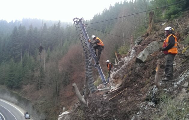 Nad silnicí do Špindlerova Mlýna přibudou sítě, mají zvýšit bezpečnost řidičů
