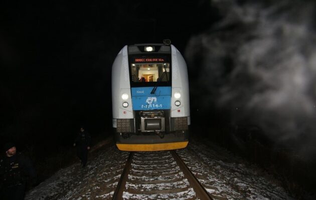 Za kameny nastražené na kolejích hrozí až osm let. Po pachateli pátrá policie