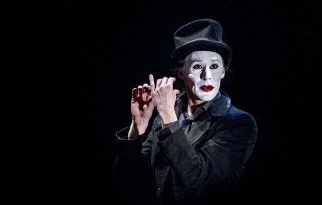 Mim Vizváry, akrobatky, andělské hlasy i barokní bublatorium