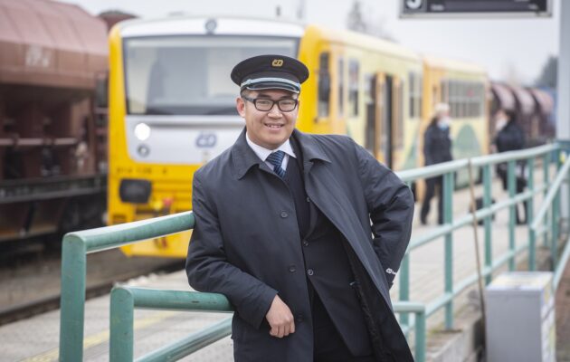 Vlakvedoucí a průvodčí Phan Anh Tran