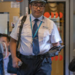 Vlakvedoucí a průvodčí Phan Anh Tran