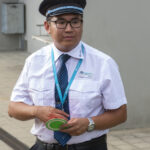 Vlakvedoucí a průvodčí Phan Anh Tran