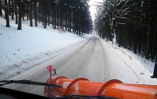 Zimní údržba silnic v hradeckém kraji zatím stála 159 milionů, méně než loni