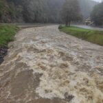 FOTO: Na Vrchlabí a okolní obce útočí rozvodněné Labe živené trvalým deštěm