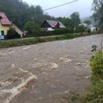 FOTO: Na Vrchlabí a okolní obce útočí rozvodněné Labe živené trvalým deštěm