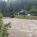 FOTO: Na Vrchlabí a okolní obce útočí rozvodněné Labe živené trvalým deštěm