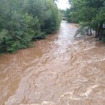 FOTO: Na Vrchlabí a okolní obce útočí rozvodněné Labe živené trvalým deštěm