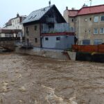 FOTO: Na Vrchlabí a okolní obce útočí rozvodněné Labe živené trvalým deštěm