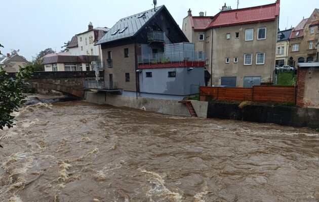 FOTO: Na Vrchlabí a okolní obce útočí rozvodněné Labe živené trvalým deštěm
