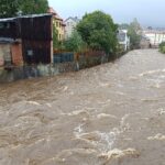 FOTO: Na Vrchlabí a okolní obce útočí rozvodněné Labe živené trvalým deštěm