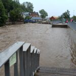 FOTO: Na Vrchlabí a okolní obce útočí rozvodněné Labe živené trvalým deštěm