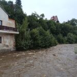 FOTO: Na Vrchlabí a okolní obce útočí rozvodněné Labe živené trvalým deštěm