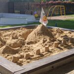 FOTO: Školní družina má nové pískoviště a hřiště pro street hokej