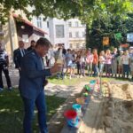 FOTO: Školní družina má nové pískoviště a hřiště pro street hokej
