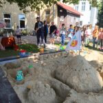 FOTO: Školní družina má nové pískoviště a hřiště pro street hokej