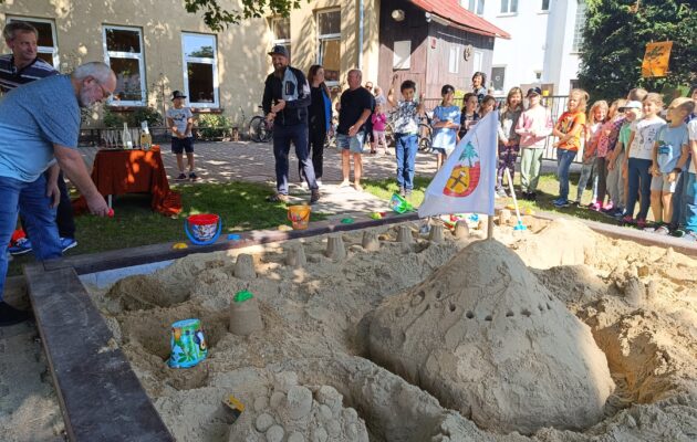 FOTO: Školní družina má nové pískoviště a hřiště pro street hokej