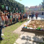 FOTO: Školní družina má nové pískoviště a hřiště pro street hokej