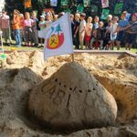 FOTO: Školní družina má nové pískoviště a hřiště pro street hokej