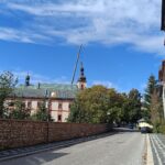 FOTO: Z věže klášterního kostela demontovali kříž, celá věž projde opravou