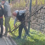 FOTO: Z věže klášterního kostela demontovali kříž, celá věž projde opravou