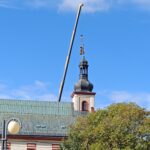 FOTO: Z věže klášterního kostela demontovali kříž, celá věž projde opravou