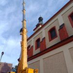 FOTO: Z věže klášterního kostela demontovali kříž, celá věž projde opravou