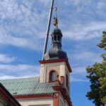 FOTO: Z věže klášterního kostela demontovali kříž, celá věž projde opravou