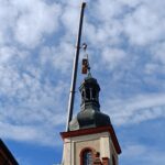 FOTO: Z věže klášterního kostela demontovali kříž, celá věž projde opravou