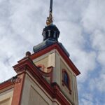 FOTO: Z věže klášterního kostela demontovali kříž, celá věž projde opravou