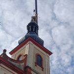FOTO: Z věže klášterního kostela demontovali kříž, celá věž projde opravou