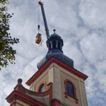 FOTO: Z věže klášterního kostela demontovali kříž, celá věž projde opravou