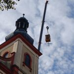 FOTO: Z věže klášterního kostela demontovali kříž, celá věž projde opravou