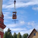 FOTO: Z věže klášterního kostela demontovali kříž, celá věž projde opravou